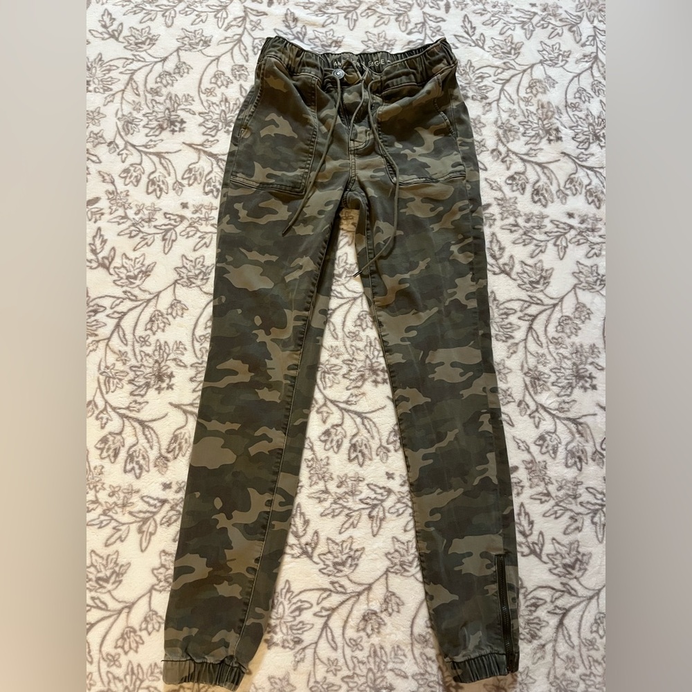 Woman’s American Eagle 🦅 Camo Jogger Pants - Olive Green